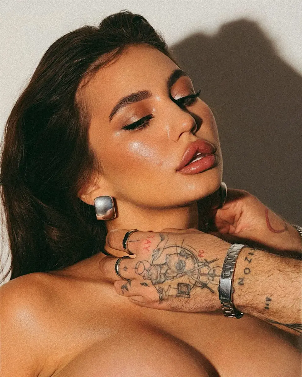 Alma escort in Dubai