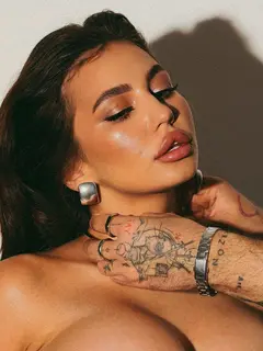 Alma escort in Dubai